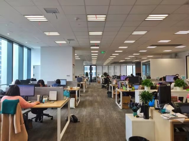 Professional ceramic mug factory team group photo