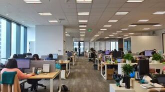 Professional ceramic mug factory team group photo